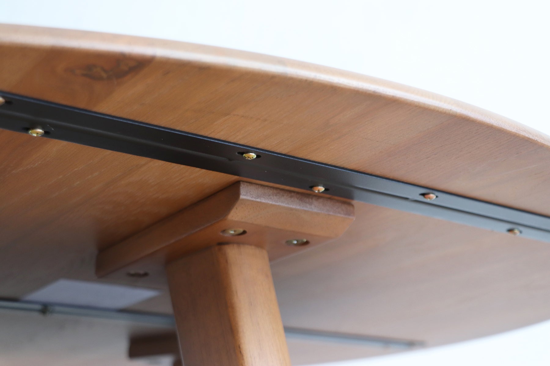 リガラ 110円形ダイニングテーブル