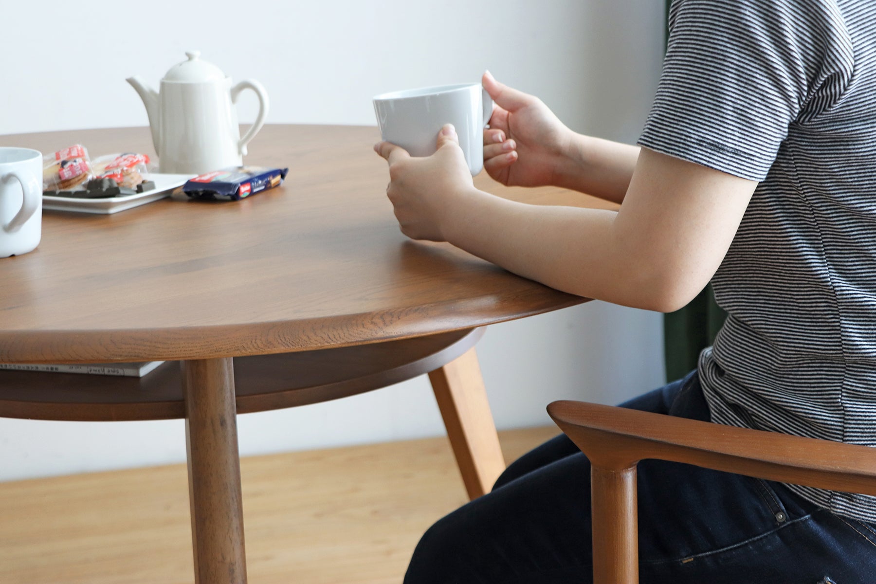 リガラ 110円形ダイニングテーブル